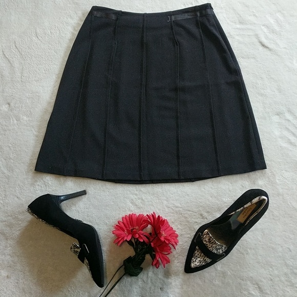 Black pleated short skirt - Picture 1 of 7